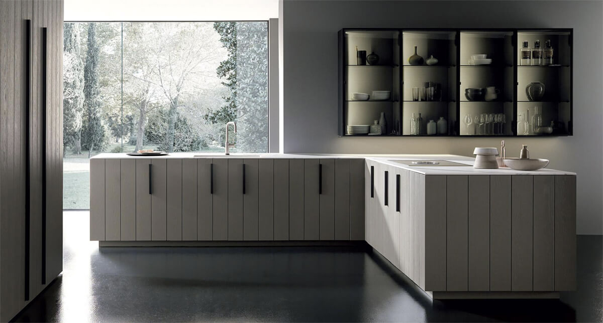 Мінімалістична кухня в заміському будинку з темними фасадами та акцентним освітленням