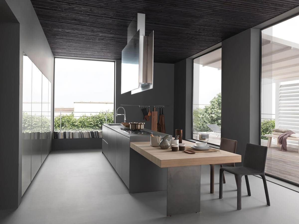 Світла кухня в заміському будинку з великою кількістю природного освітлення та білими фасадами