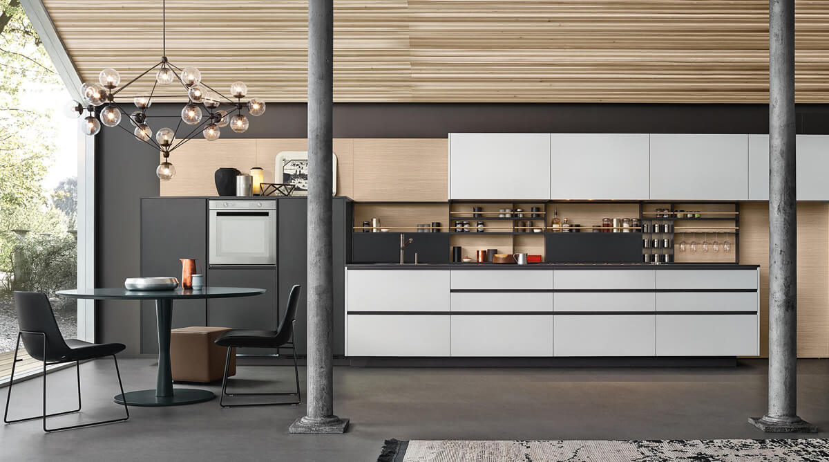 Затишна кухня в заміському будинку з каміном, дерев'яними елементами та м'яким освітленням