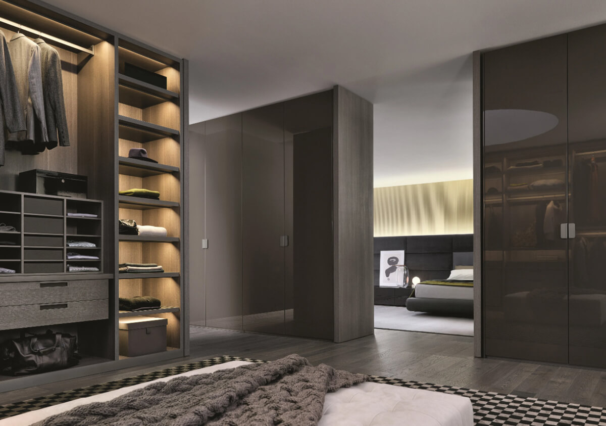 Гардеробна кімната в спальні з розсувними дверима та продуманою системою освітлення