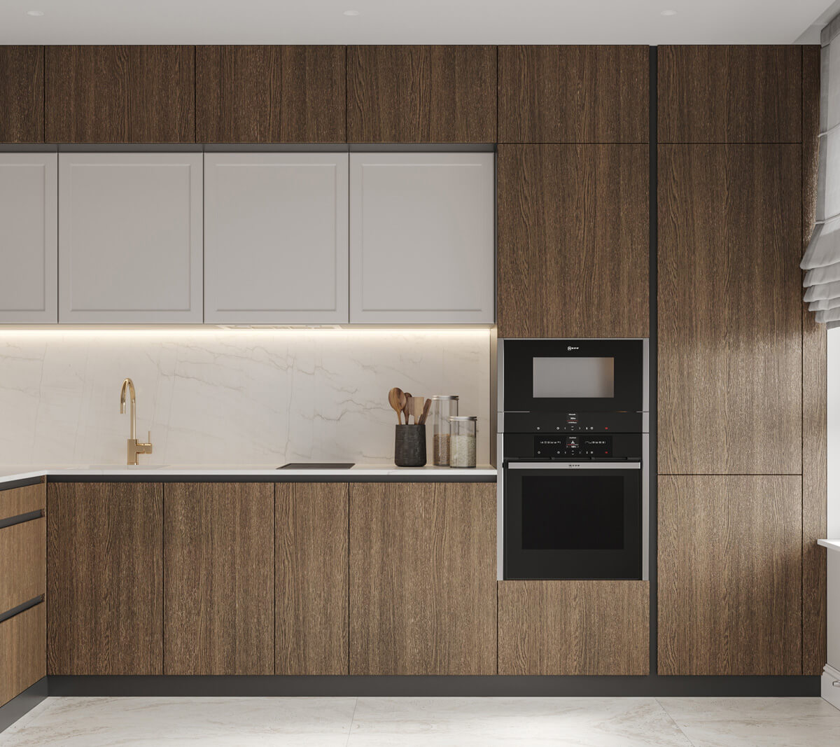 Затишна кухня з дерев'яними кухонними меблями на замовлення та сучасною вбудованою технікою.