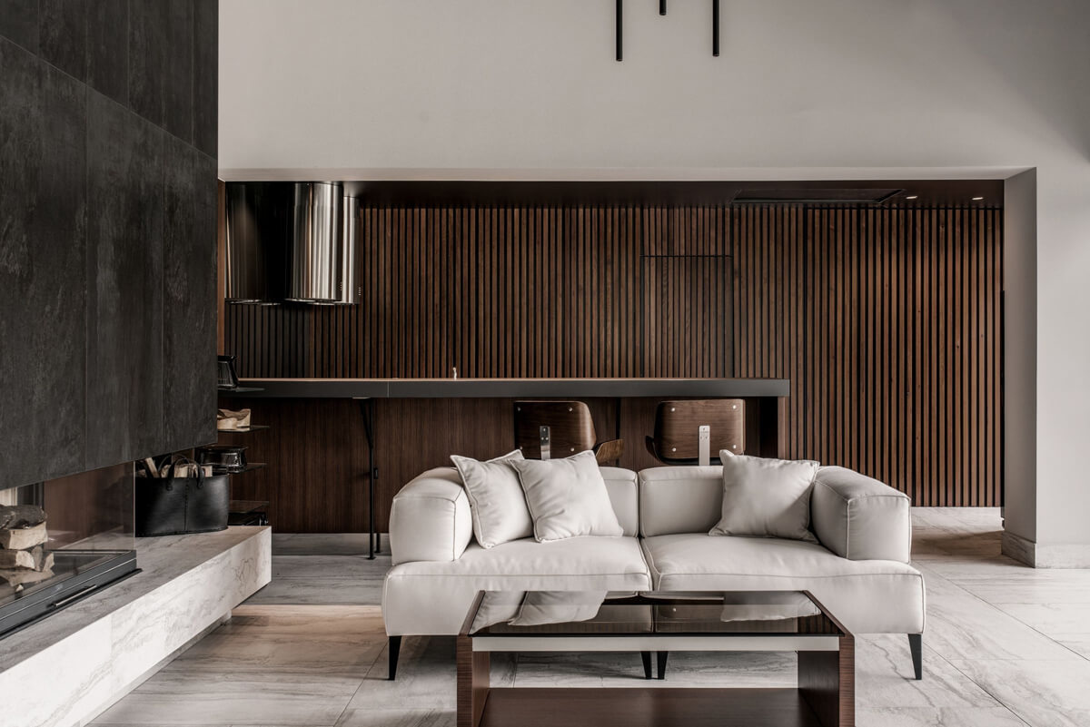 Неокласика в дизайні квартири: елегантний кабінет з дерев'яними панелями та книжковими полицями.