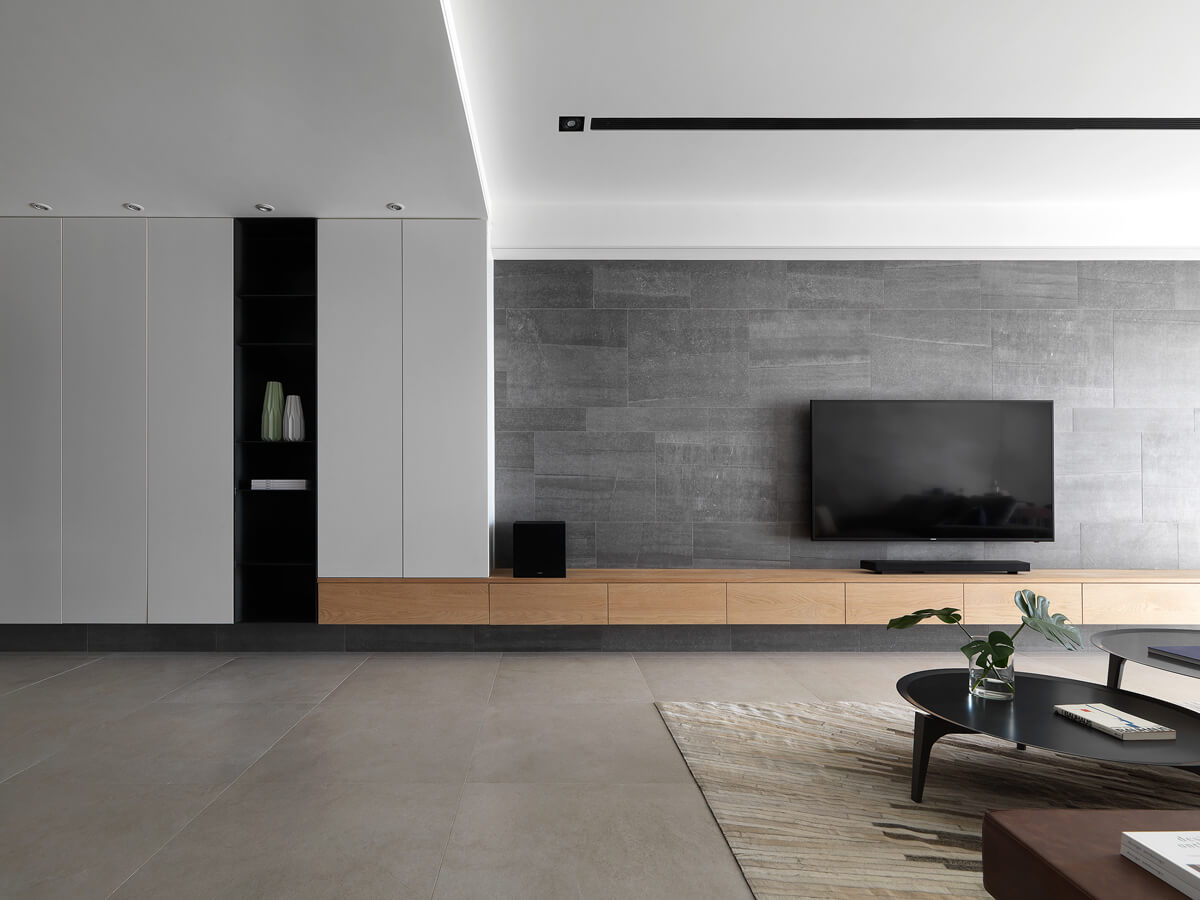 Сучасний дизайн квартири з великими вікнами та достатньою кількістю природного світла.