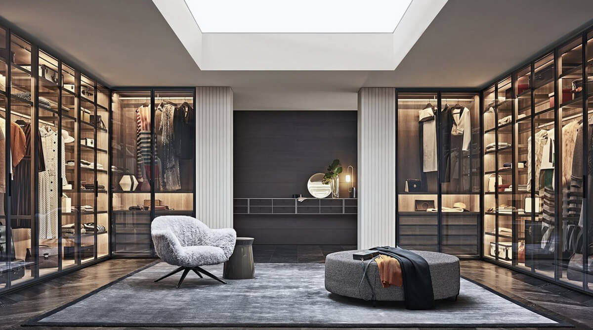 Сучасний інтер'єр квартири з акцентними кольорами та стильною графікою на стінах.