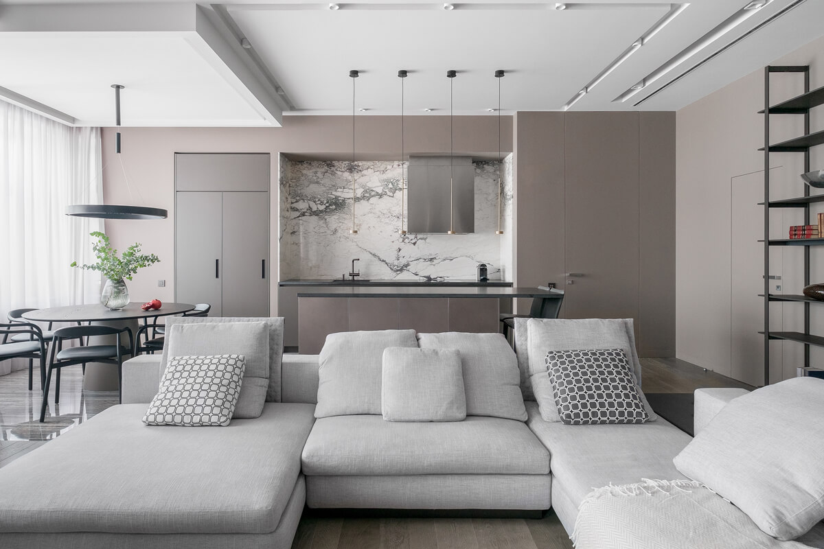 Сучасний дизайн квартири з великими вікнами для ідеального ранкового освітлення.