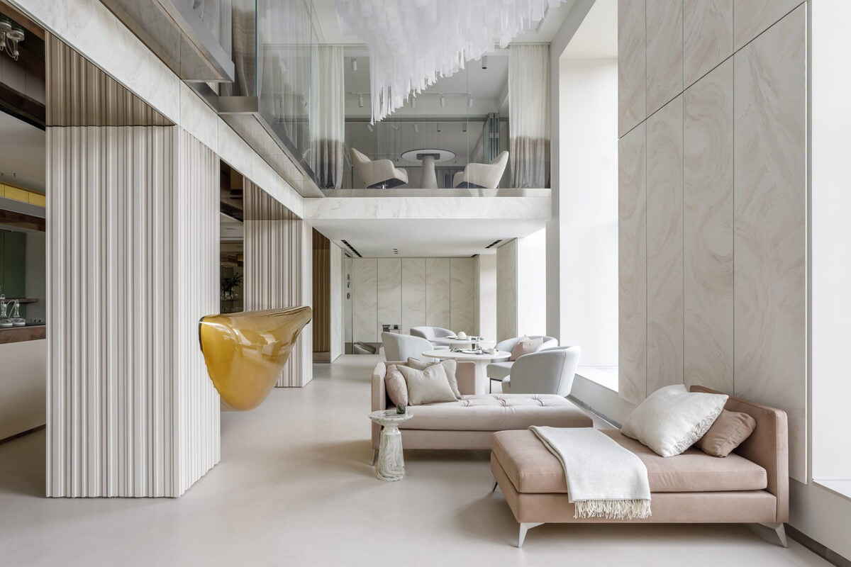 Сучасний дизайн квартири: затишна спальня з дерев'яними елементами та великим вікном.