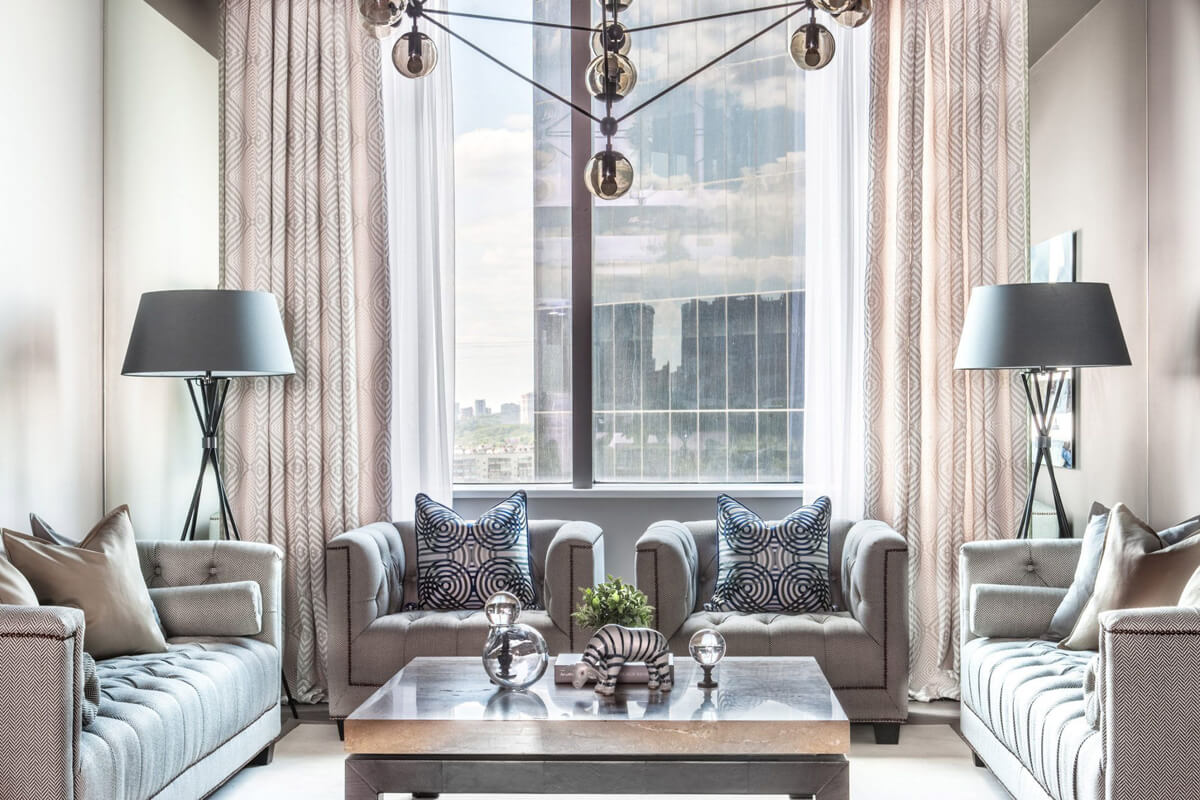 Дизайн квартири: спальня з великим ліжком та приліжковими тумбочками в стилі мінімалізм.