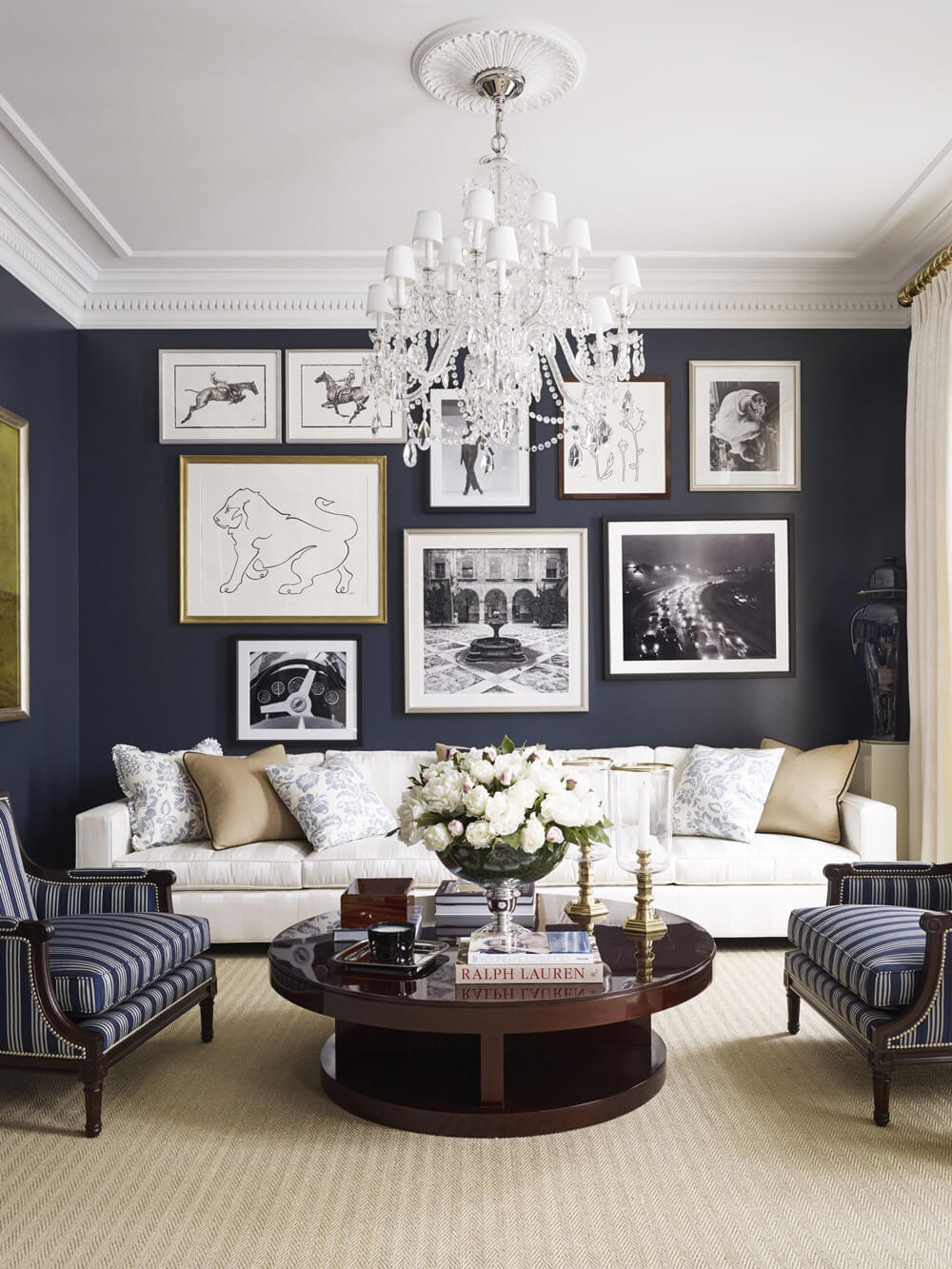 Сучасний інтер'єр квартири з великими вікнами, що забезпечують багато природного світла.