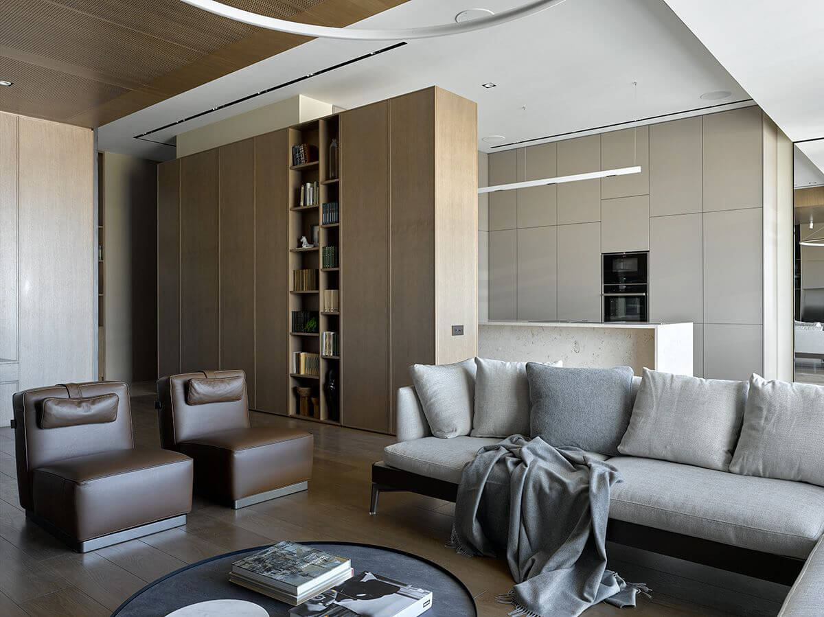 Дизайн інтер'єру квартири: обідня зона з великим столом та зручними стільцями біля вікна.