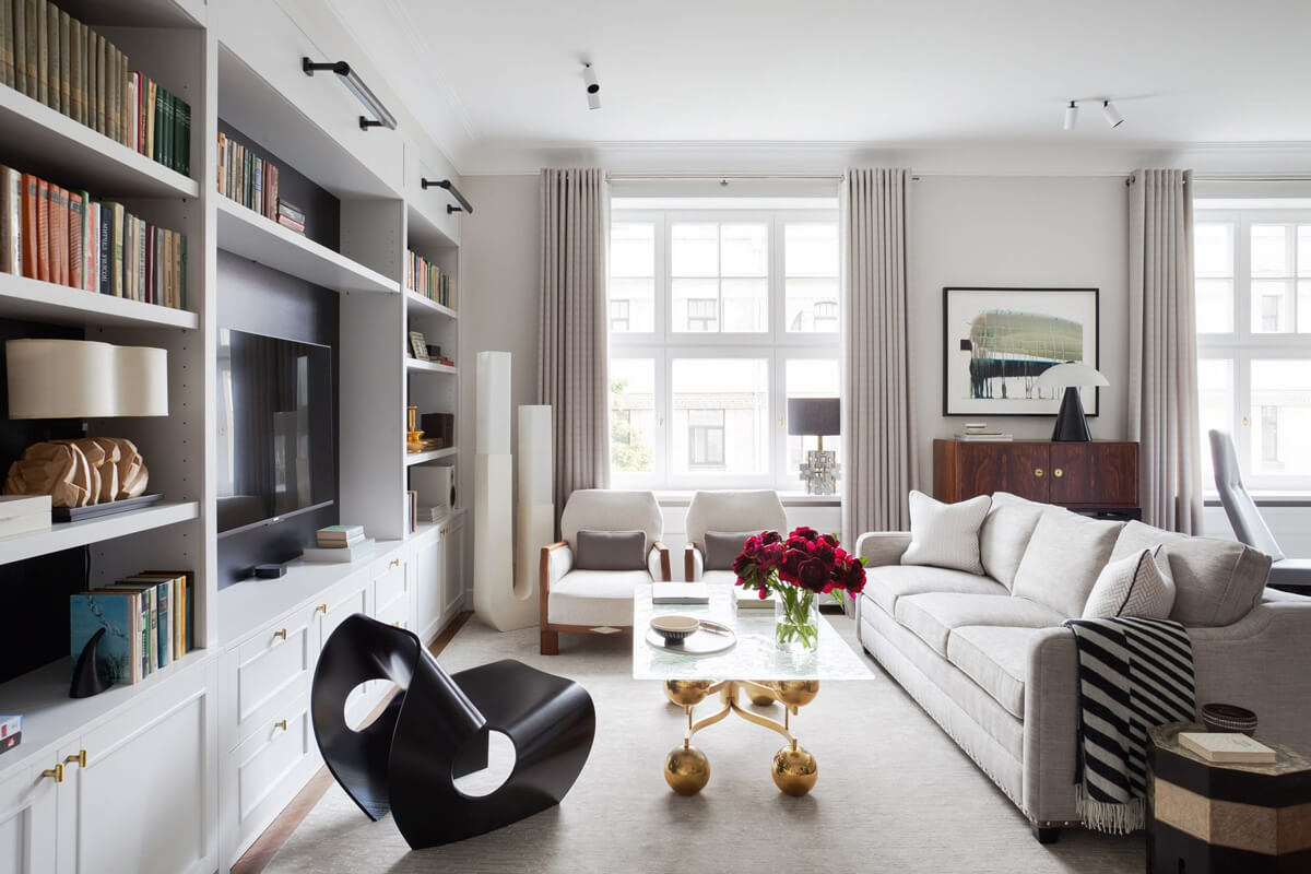 Сучасний дизайн квартири: світла вітальня з акцентним кріслом для ідеального ранку.