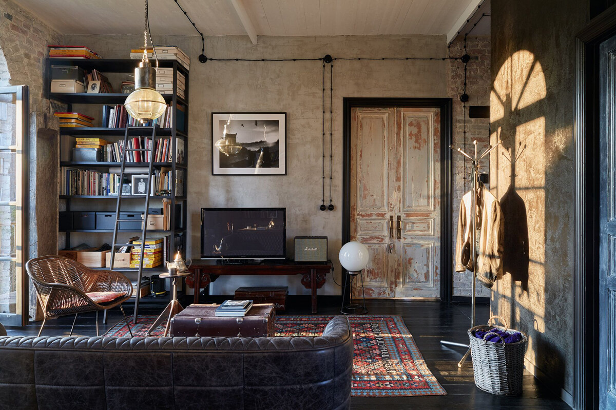 Сучасний інтер'єр: балкон з кріслом-гойдалкою та рослинами для відпочинку на свіжому повітрі.