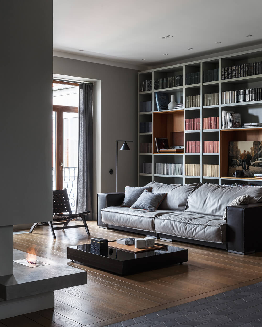 Сучасний дизайн квартири з використанням неокласичних елементів та мінімалістичних меблів.