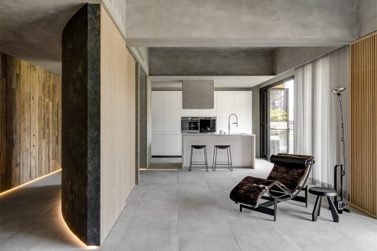 Неокласика в дизайні квартири: елегантна спальня з ліжком з м'яким узголів'ям.