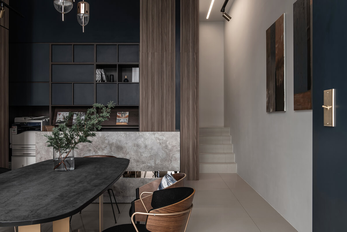 Дизайн інтер'єру квартири: світла кухня з барною стійкою та сучасними стільцями.