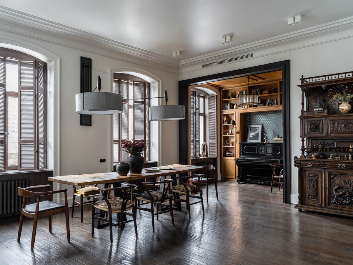 Елегантна вітальня в неокласичному стилі з каміном як центральним елементом.