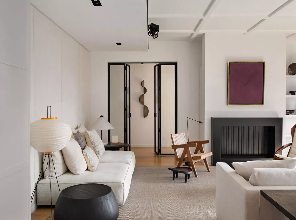 Інтер'єр сучасної квартири з акцентом на освітленні та декоративних елементах.