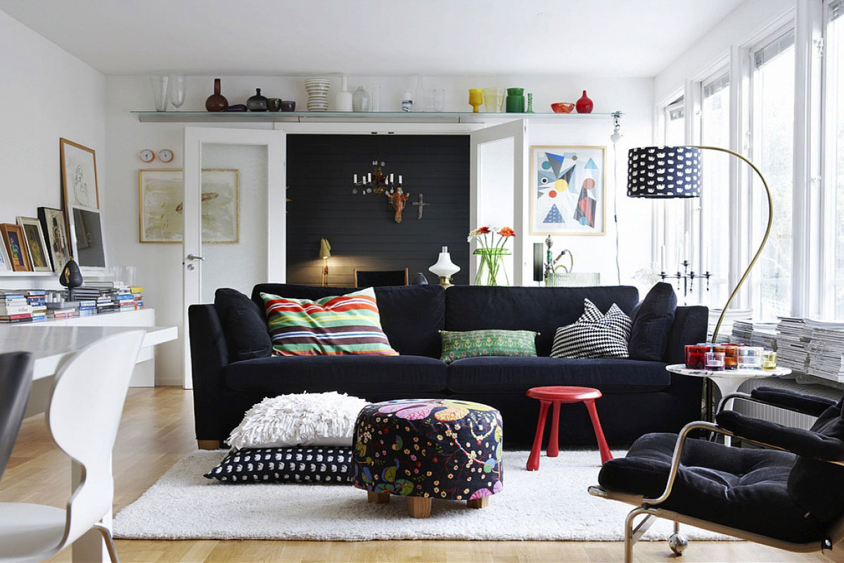 Інтер'єр в стилі ф'южн: яскрава вітальня з поєднанням сучасних та класичних елементів декору