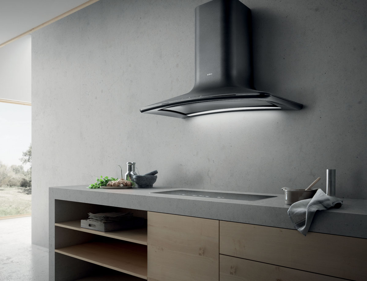 Кухня в стилі хай-тек з сучасною витяжкою з сенсорним управлінням та LED-підсвічуванням.