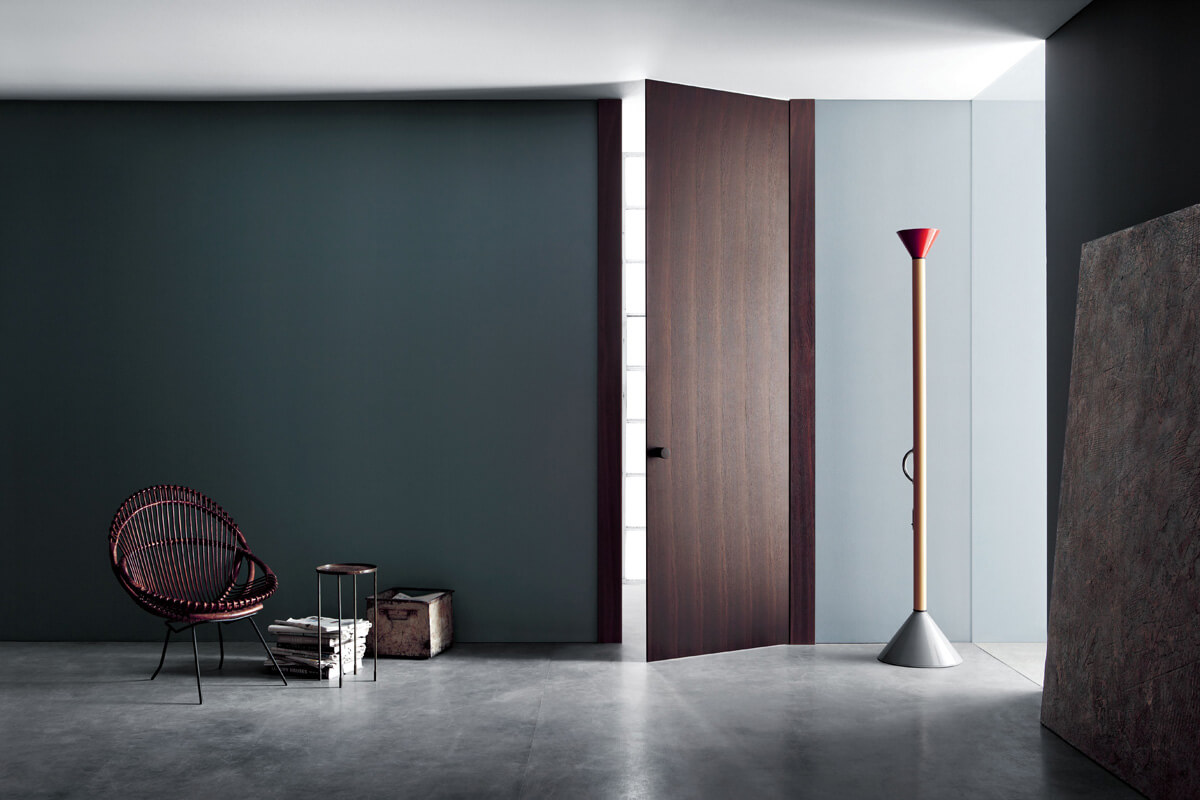 Стильний інтер'єр з використанням дверей прихованого монтажу та сучасним освітленням.