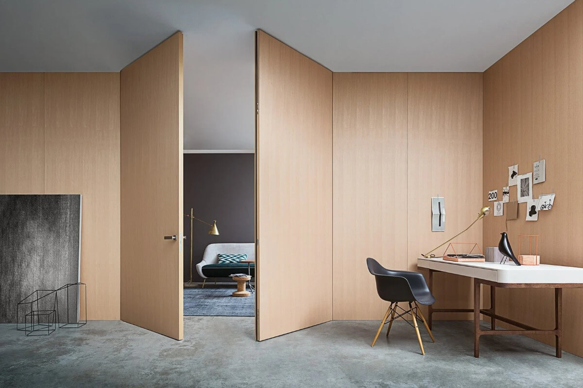 Сучасні двері прихованого монтажу в мінімалістичному інтер'єрі з білими стінами та прихованими петлями.