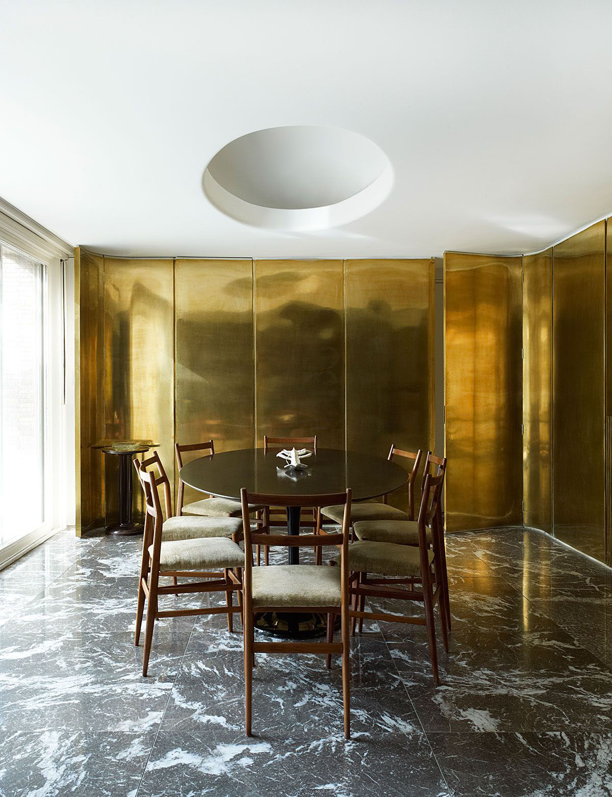 Вишуканий декор з латуні: дзеркало, ваза та статуетка додають витонченості та стилю у кімнату