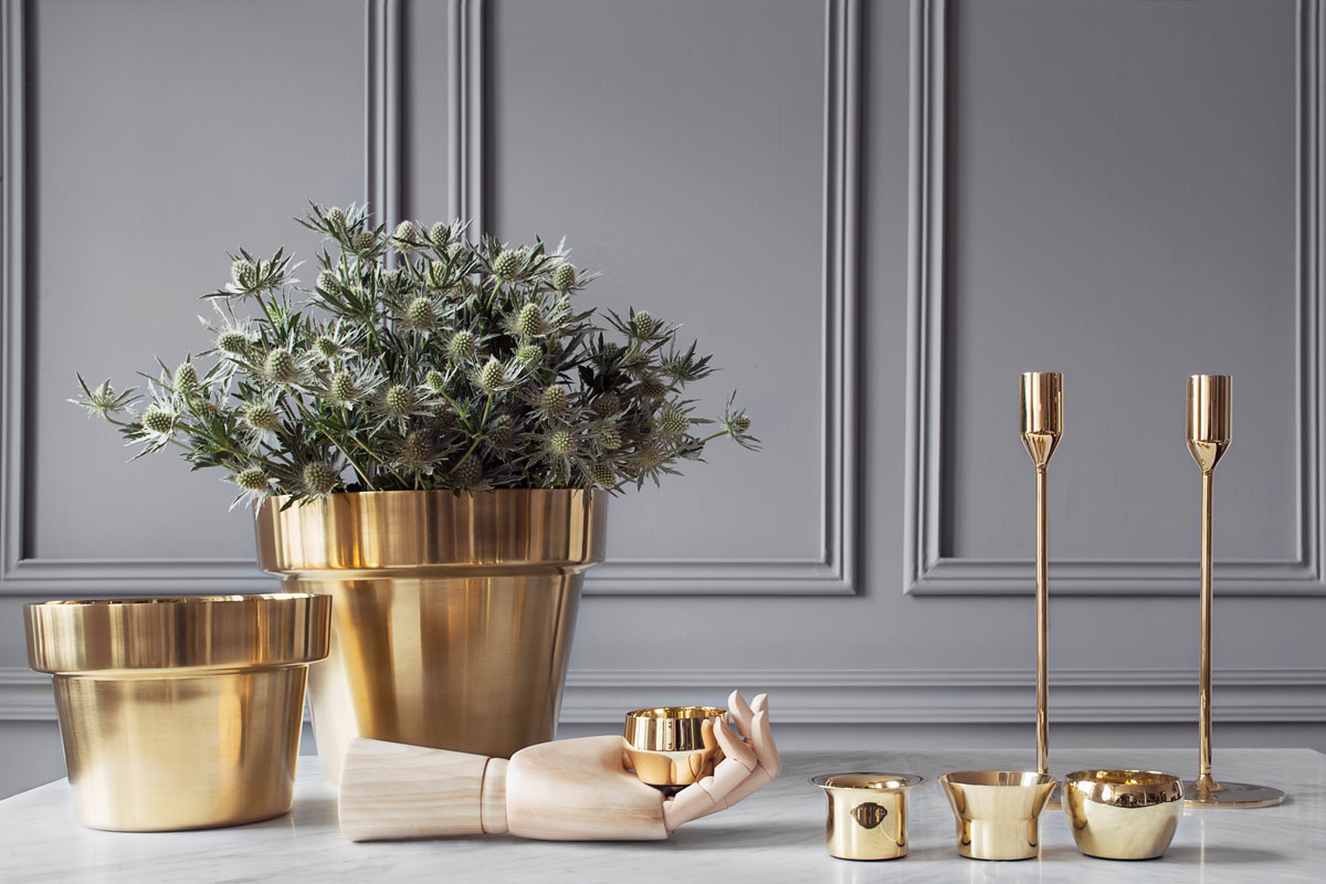 Елегантний латунний декор у вітальні: світильник, стіл та дзеркало створюють затишок та стиль