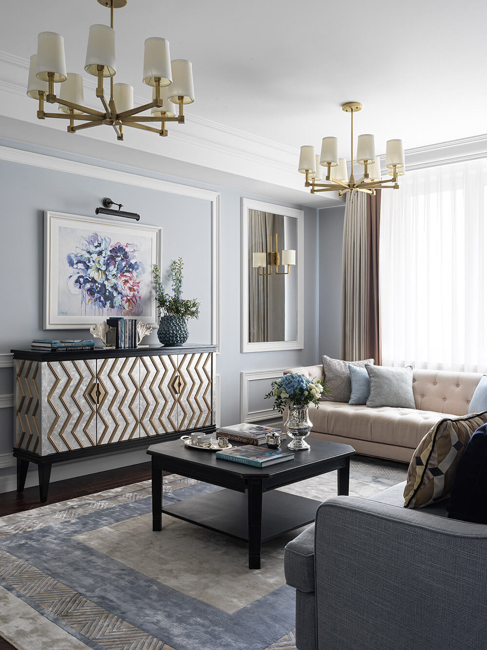 Аксесуари для французького інтер'єру: вази з квітами, картини та декоративні подушки