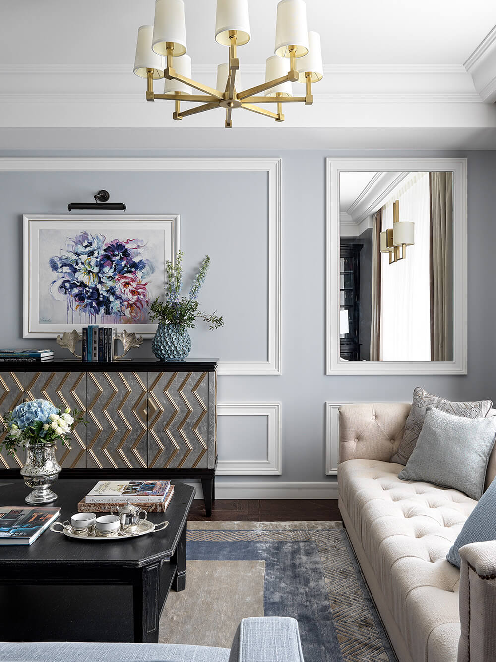 Французький стиль в інтер'єрі їдальні: елегантний стіл, стільці з високими спинками та вишуканий посуд