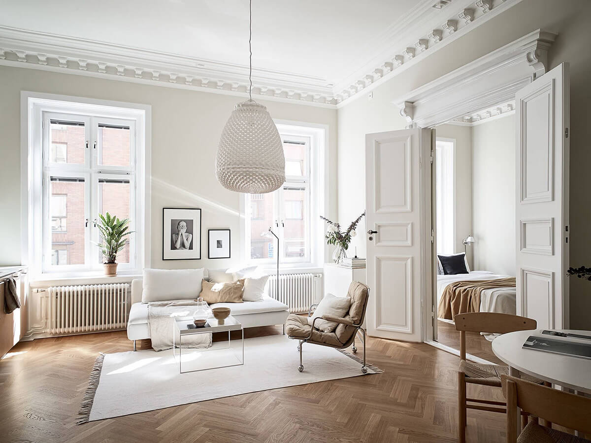 Інтер'єр кабінету у французькому класичному стилі: книжкові полиці, письмовий стіл та зручне крісло