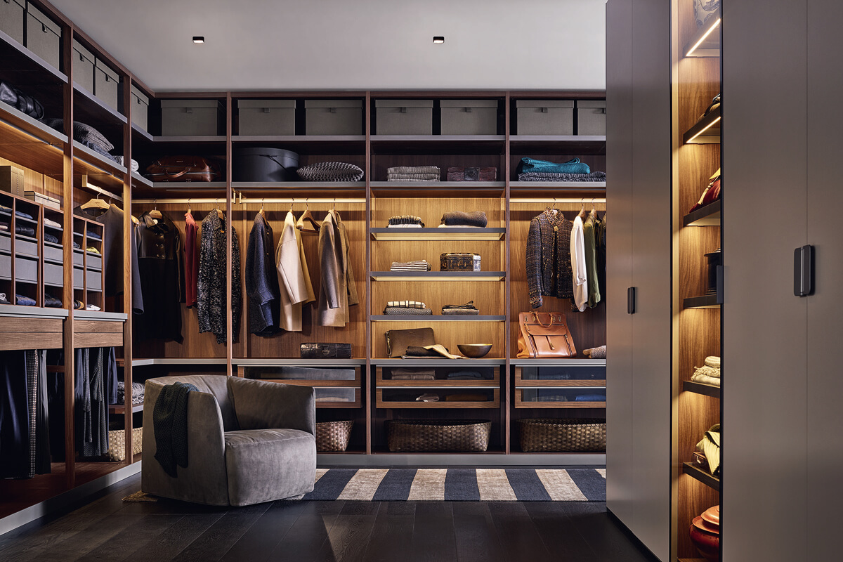 Сучасна гардеробна кімната з продуманою організацією простору та стильним дизайном.