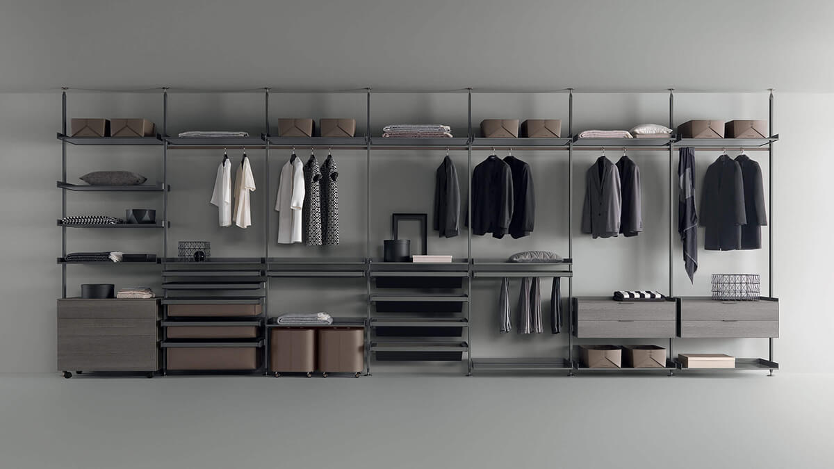 Гардеробна система з використанням кошиків для зберігання дрібних речей та аксесуарів.