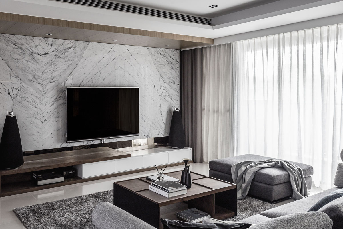 Сучасний дизайн вітальні з телевізором на стіні та дерев'яними панелями, розміщення телевізора в інтер'єрі