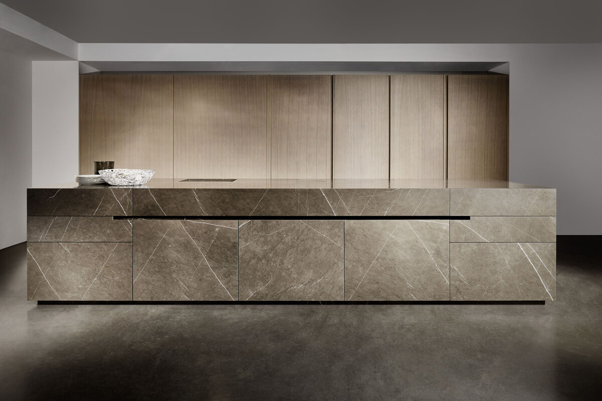 Гнучкий камінь в інтер'єрі вітальні: стильне оздоблення стін з натурального каменю.