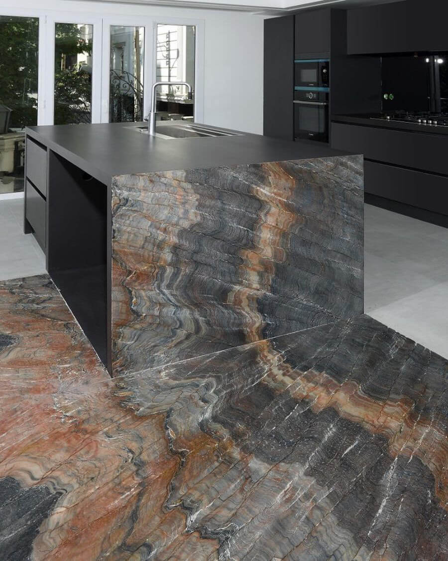 Елегантна гранітна стільниця на кухні, поєднання практичності та стилю