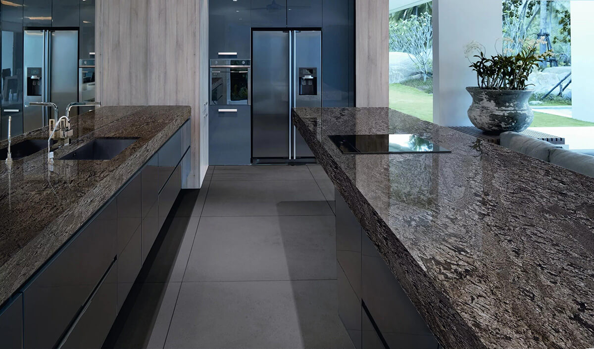Мінімалістичний інтер'єр з гранітною підлогою та акцентними гранітними деталями
