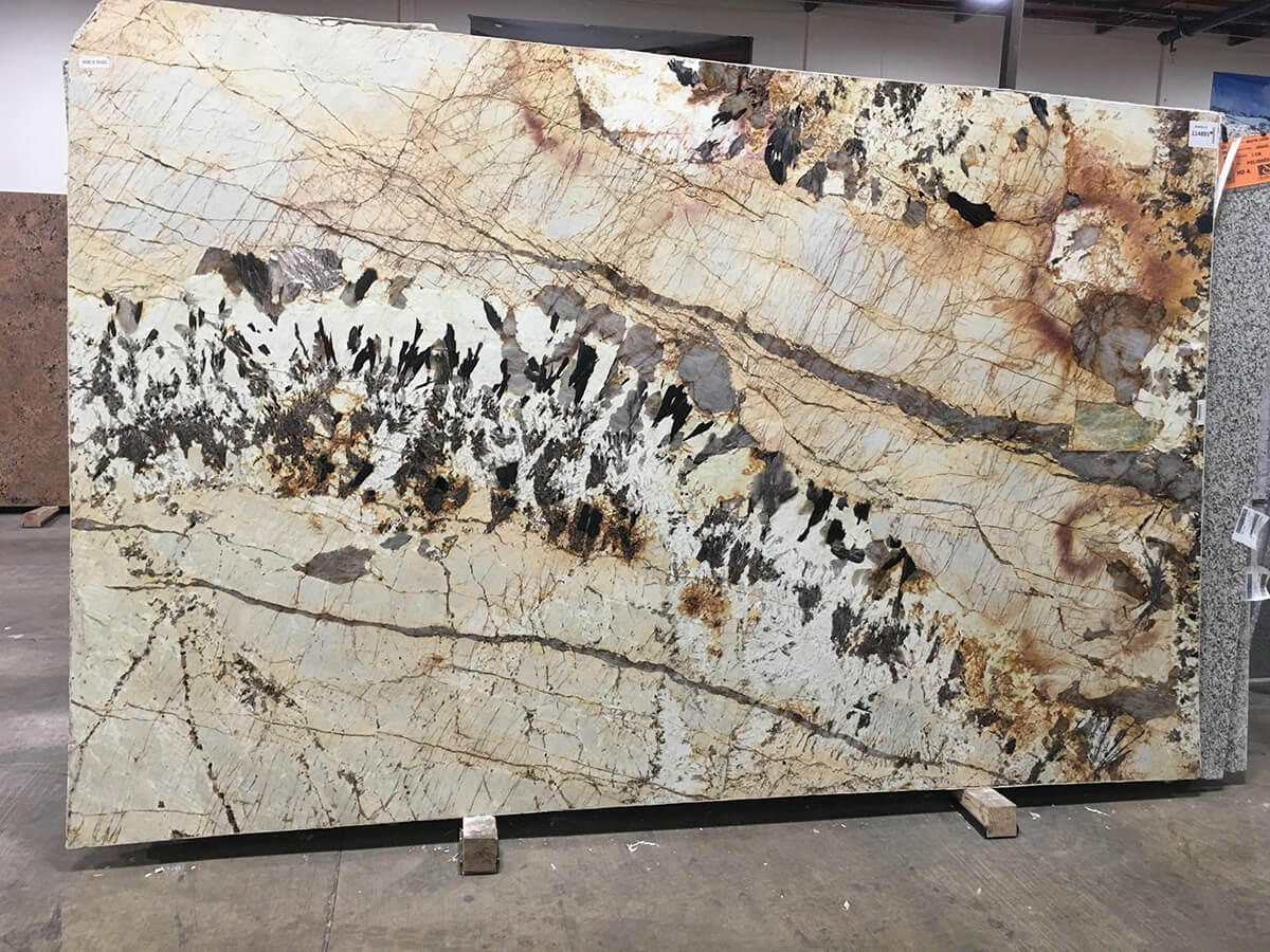 Декоративні гранітні елементи в інтер'єрі вітальні: стіни та камін