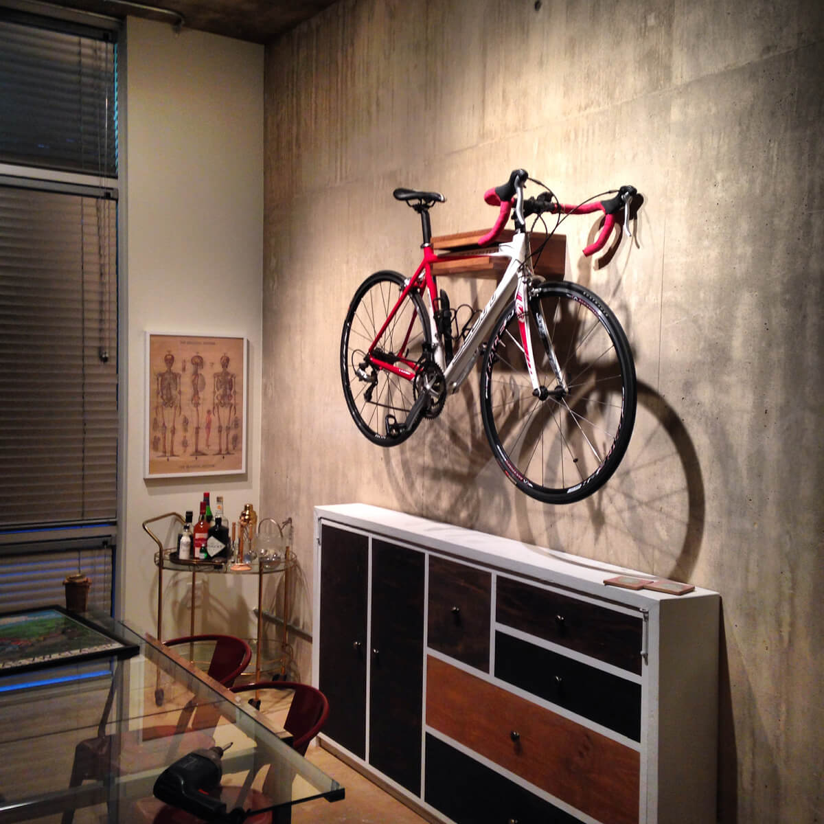 Мінімалістичне зберігання велосипеда: кріплення в світлій квартирі з акцентом