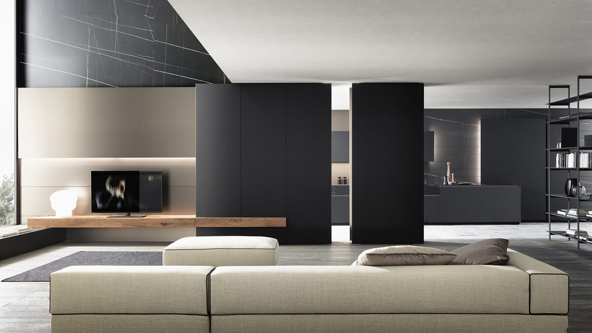 Сучасна вітальня з каміном, що додає тепла та затишку інтер'єру.