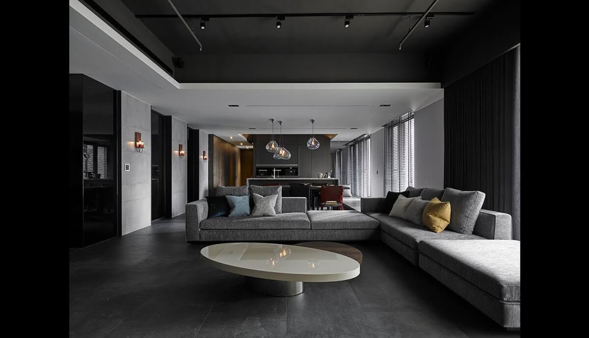 Функціональний дизайн вітальні з великою кількістю місць для зберігання речей.