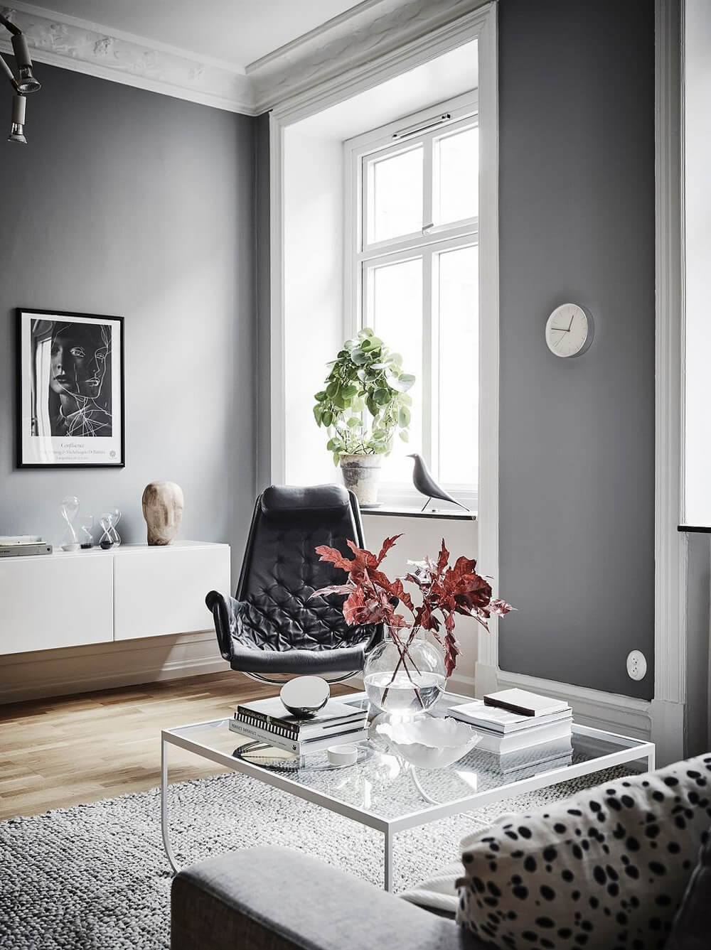 Сучасна сіро-біла ванна кімната з елементами дерева та великим дзеркалом для простору