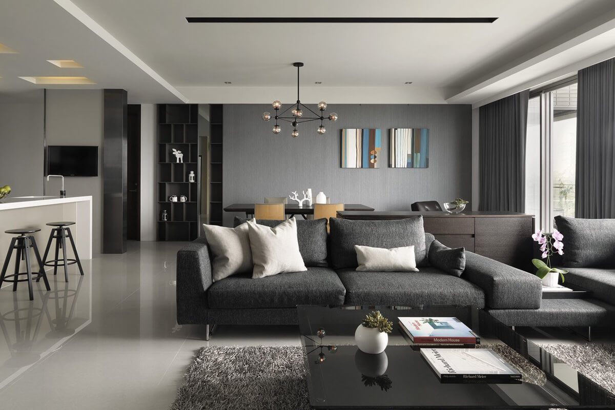 Сучасний сіро-білий інтер'єр вітальні з диваном та декоративними подушками для затишку