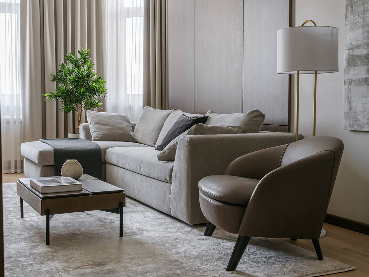 Елегантний горіховий колір в інтер'єрі вітальні: меблі та декор.