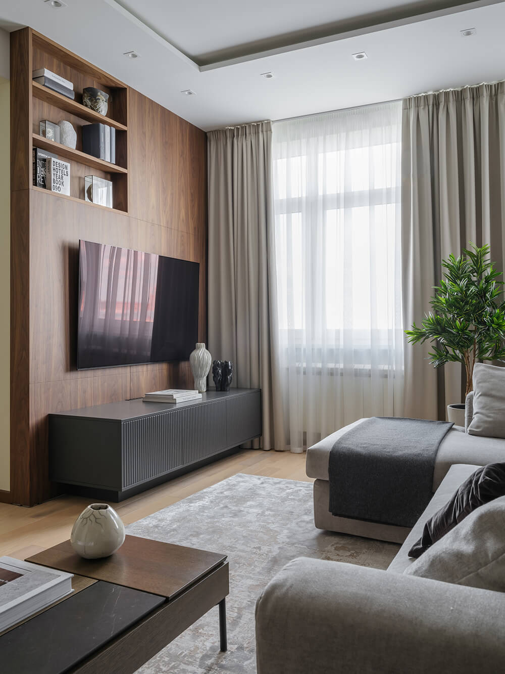 Горіховий колір в інтер'єрі кухні: шафи та стільниця для затишку.