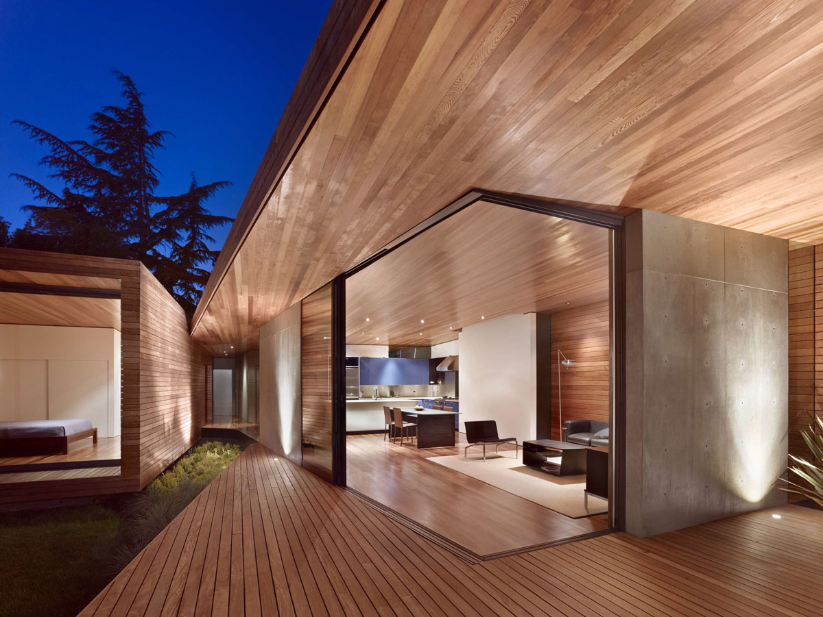 Використання дерева в інтер'єрі: стильна ванна кімната з дерев'яними елементами декору.