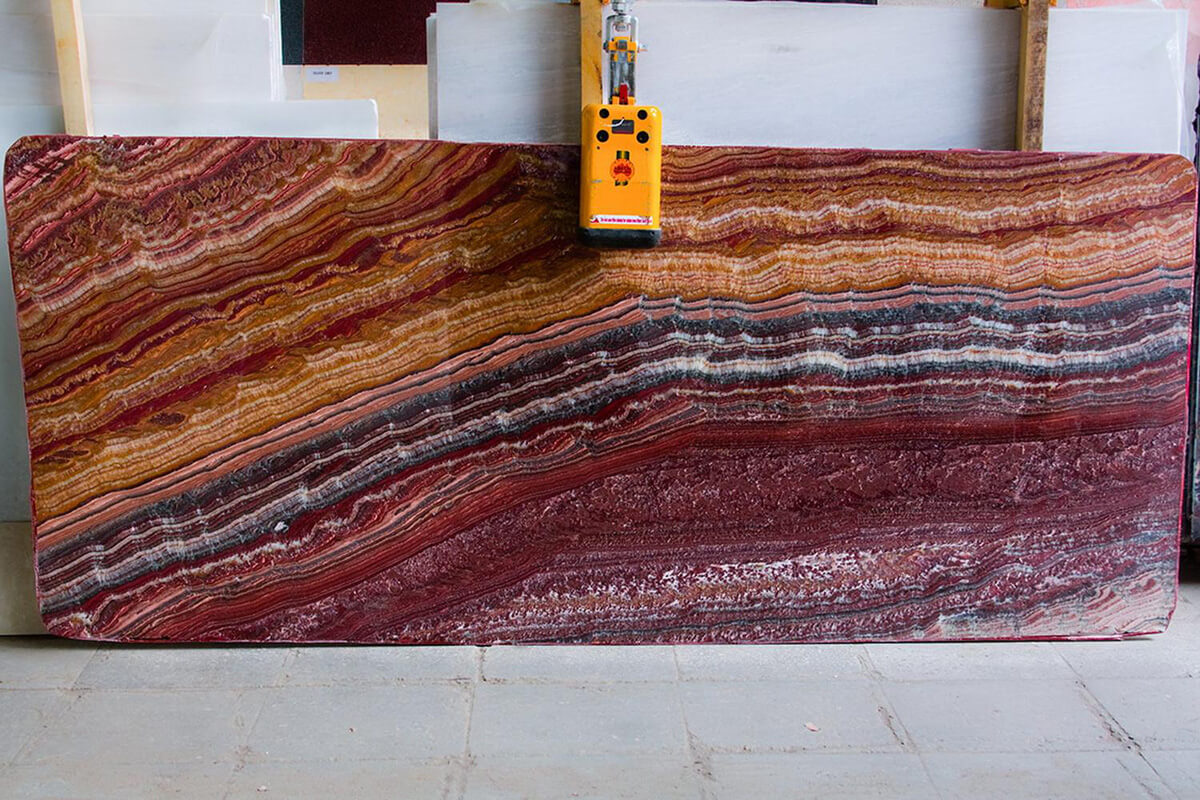 Використання натурального каменю у вітальні для створення акцентної стіни.