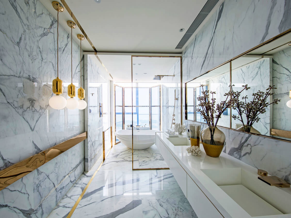 Сучасна ванна кімната з використанням мармуру, що створює елегантний та вишуканий вигляд.
