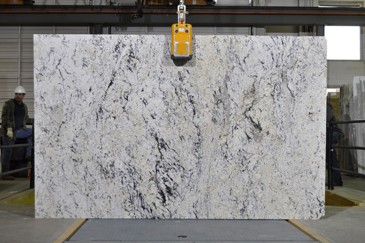 Стільниця з композитного каменю на кухні: практичне та стильне рішення.