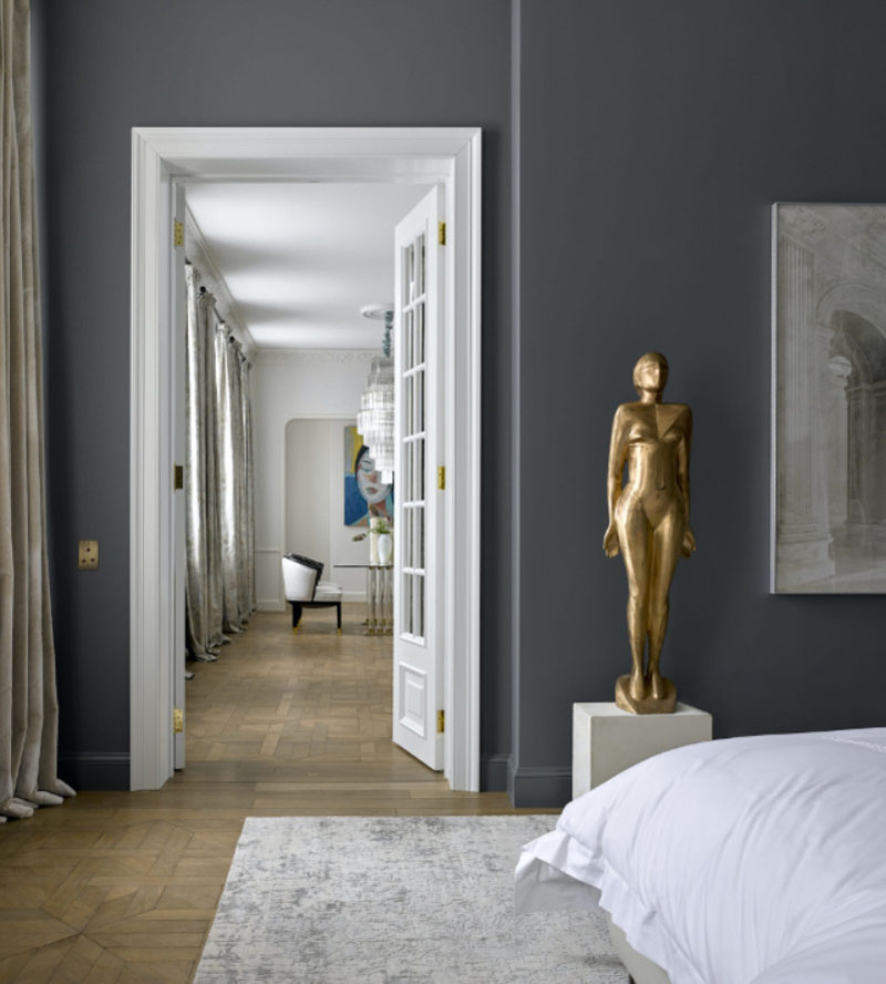 Вишукана скульптура на полиці: елегантний декор для сучасного інтер'єру.