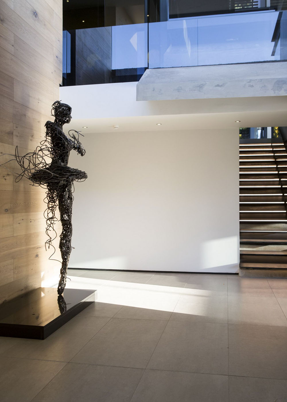 Сучасна скульптура з металу: стильний декор для сучасного дизайну інтер'єру.