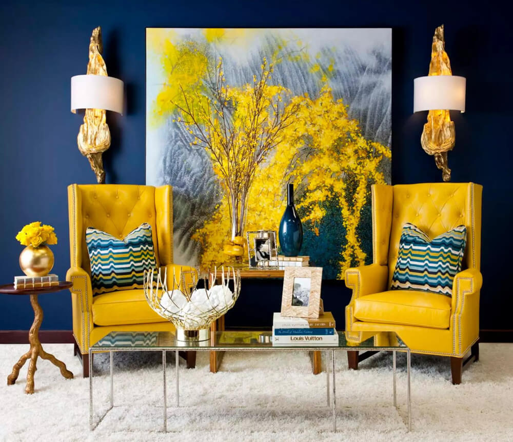 Дизайн інтер'єру: жовта стіна в спальні з білим ліжком та зеленими рослинами.